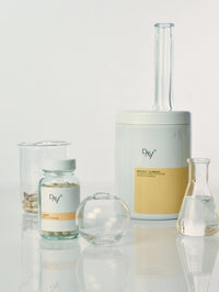 2 compléments alimentaires minceur sur une table de laboratoire : le Poudre Hyperprotéinée et les Gélules Brûle-Graisses.