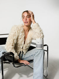 Femme accoudée à la Poudre Collagène & Vitamines+ en édition silver.