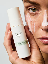 Femme tenant dans ces mains le Sérum Anti-imperfections Correcteur Ultime.