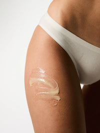 Femme s'appliquant le sérum minceur Corps Expert Fermeté de chez Day+.