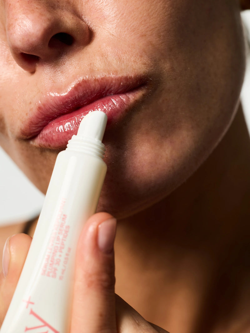 Femme s'appliquant le Sérum Lèvres Repulpant SPF 30 en teinte 01. Clear Gloss.