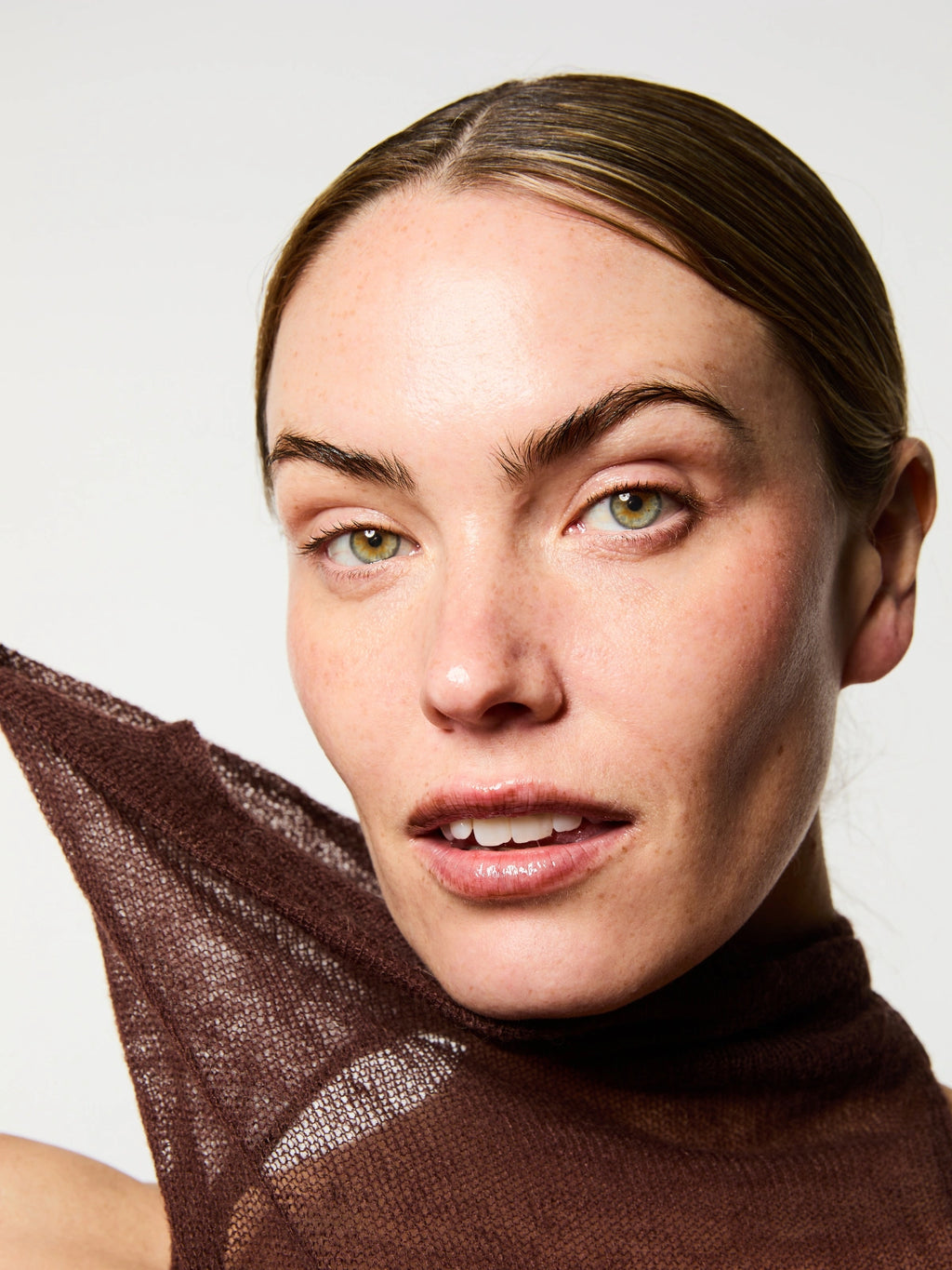 Femme portant le Sérum Lèvres Repulpant en teinte 02. Light Brown.