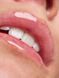 Le Sérum Lèvres Repulpant SPF 30 au fini ultra ultra-shine, pour des lèvres instantanément sublimées.