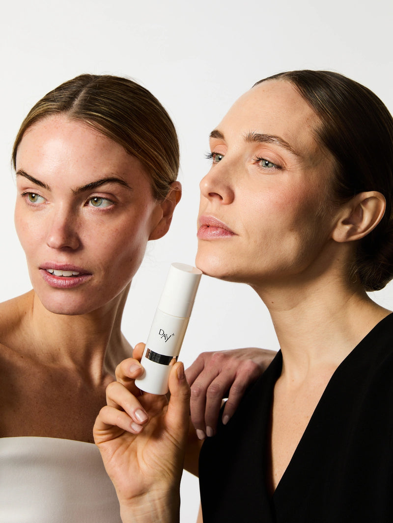 Duo de mannequin avec le Sérum Lift Expert dans les mains.
