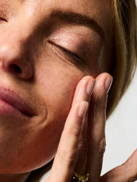 Femme s'appliquant sur le visage le Sérum Anti-âge Lift Expert.