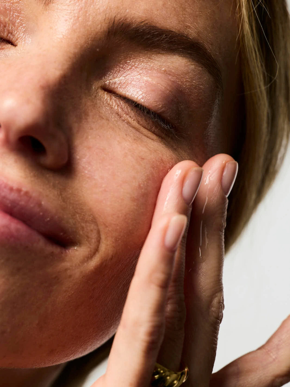 Femme s'appliquant sur le visage le Sérum Anti-âge Lift Expert.