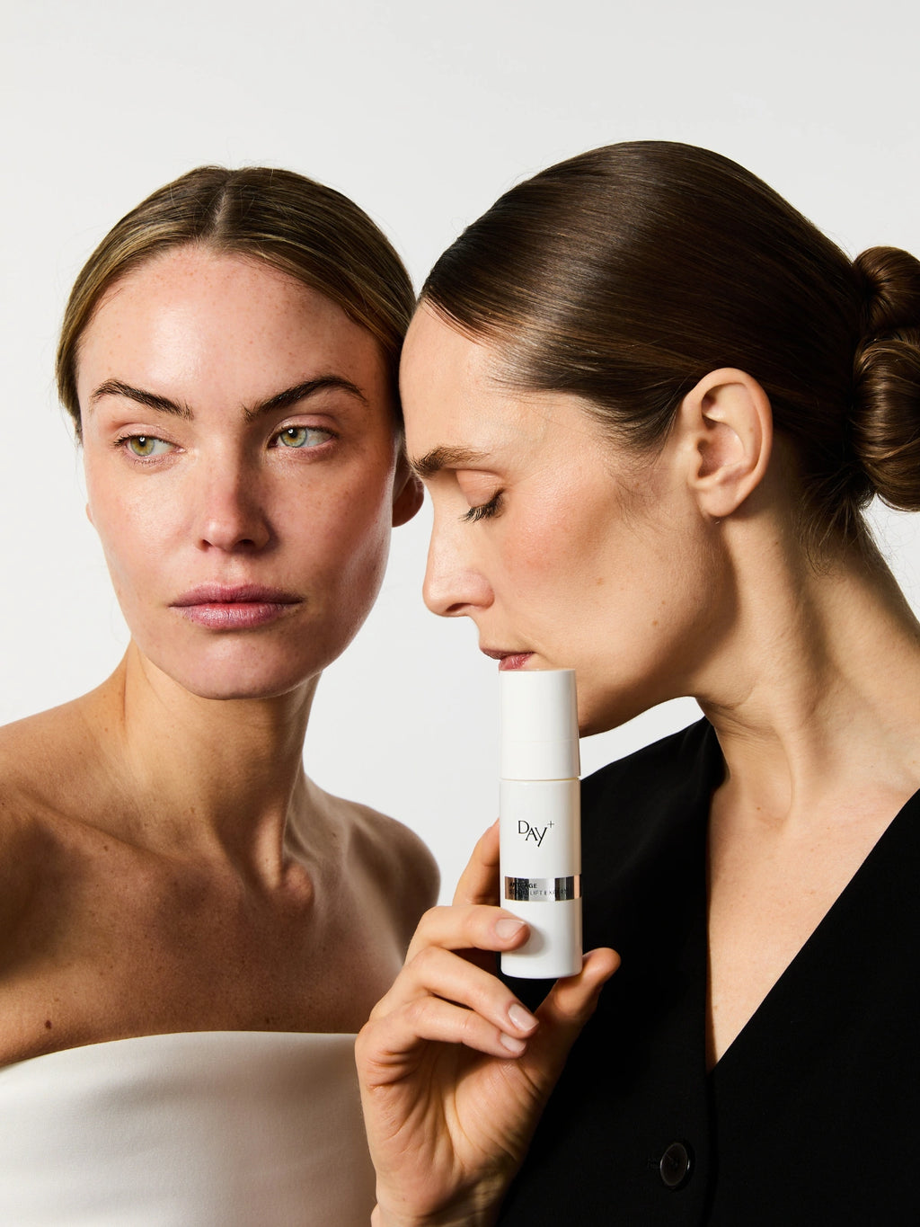 Deux femmes tenant dans leurs mains le Sérum Anti-âge Lift Expert.