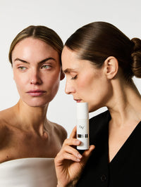 Deux femmes tenant dans leurs mains le Sérum Anti-âge Lift Expert.