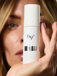 Femme tenant dans sa main le Sérum Anti-âge Lift Expert.