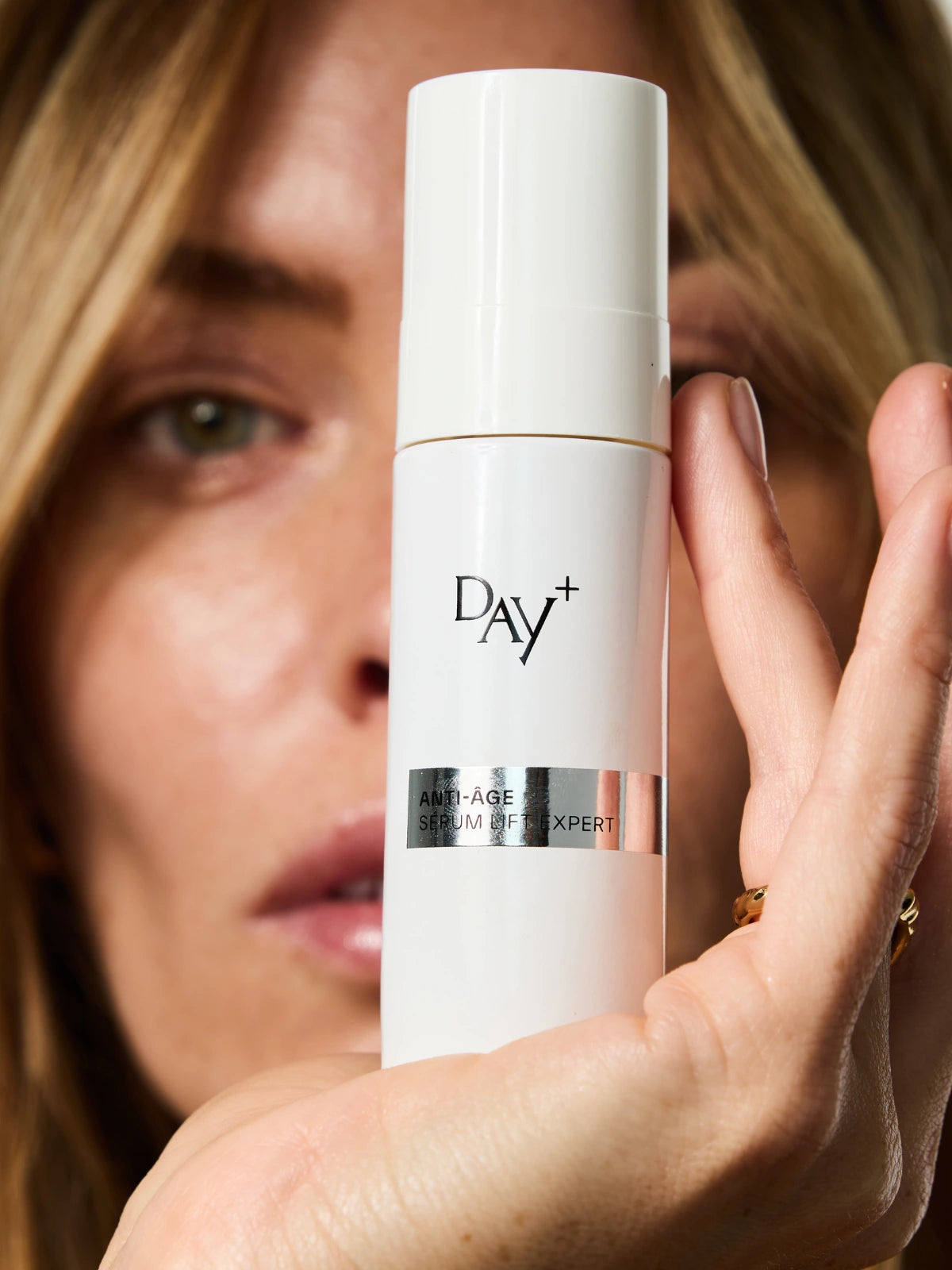 Femme tenant dans sa main le Sérum Anti-âge Lift Expert.