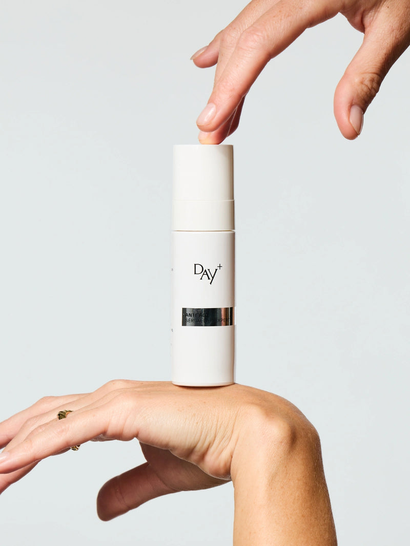 Le Sérum Anti-âge Lift Expert tenu délicatement dans les mains d'une femme.