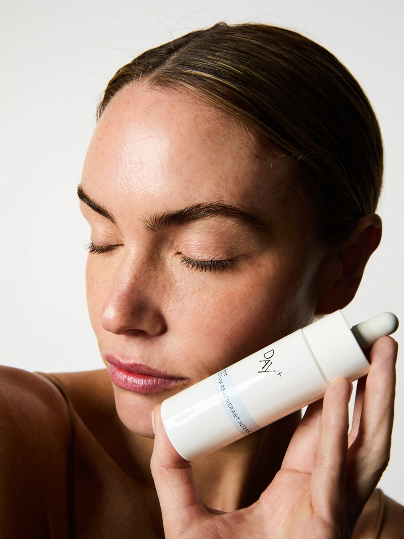 Le Sérum Nuit Régénérant Intense qui agit pendant votre sommeil, pour une peau régénérée au réveil.