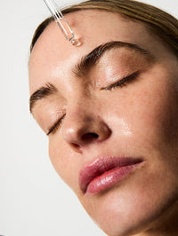 Application du Sérum Nuit Régénérant Intense.