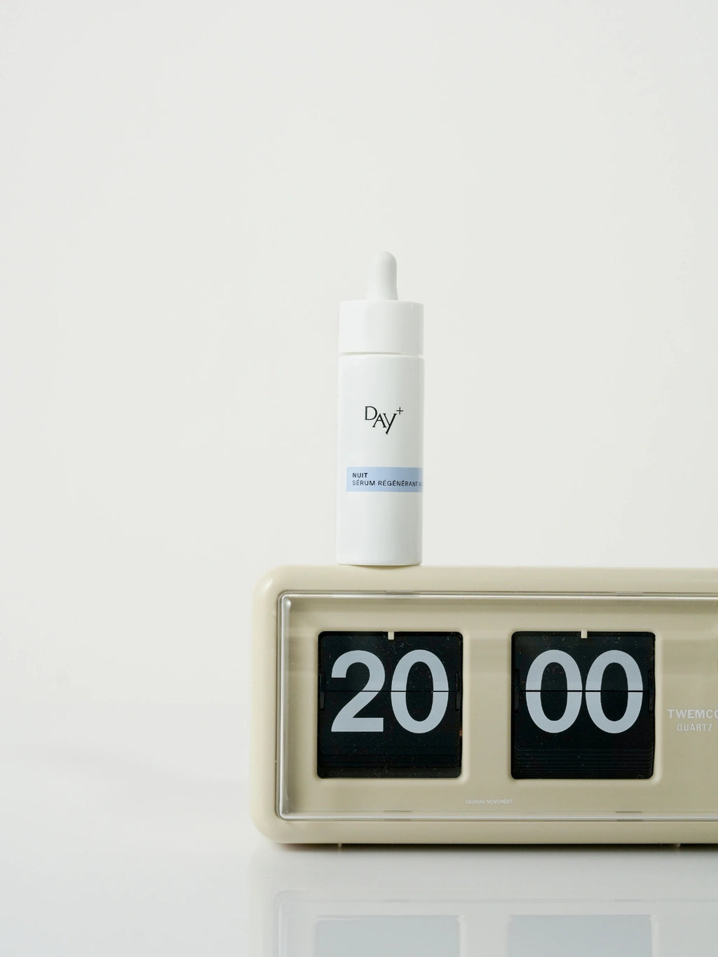 Le Sérum Nuit Régénérant Intense sur un réveil indiquant 20h00.