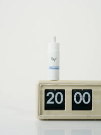 Le Sérum Nuit Régénérant Intense sur un réveil indiquant 20h00.