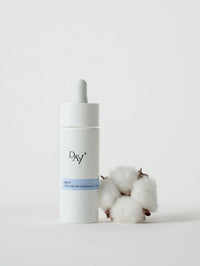 Le Serum Nuit Régénérant Intense à côté d'une fleur de coton.