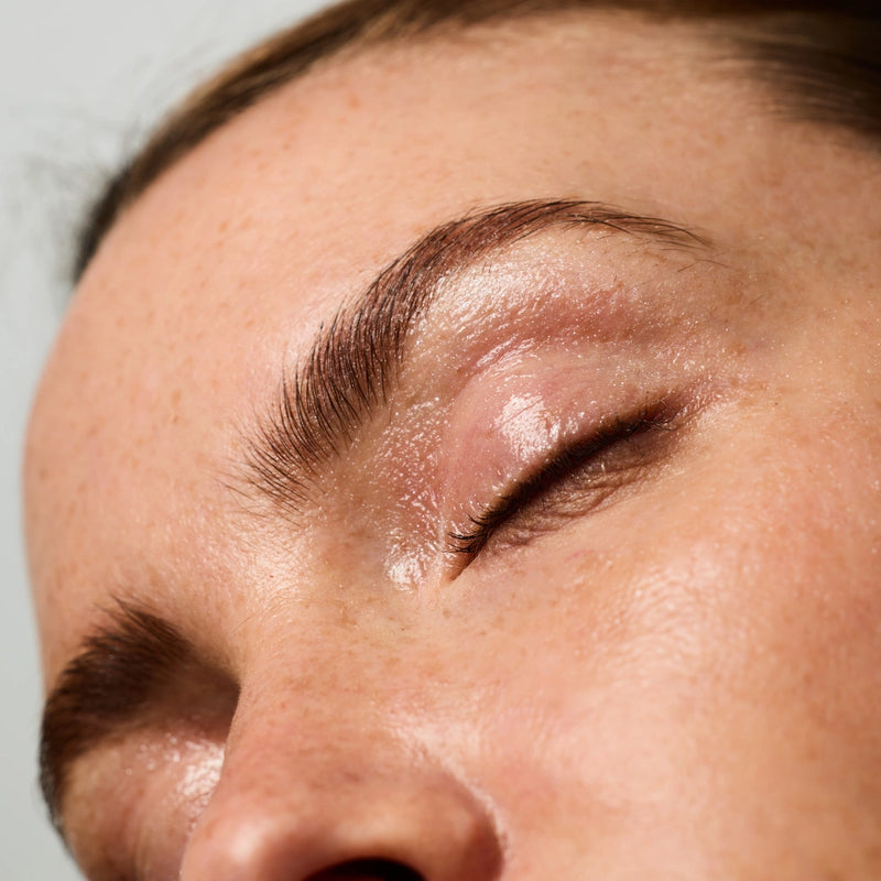 Femme portant sur les paupières le Eyes & Cheeks Gloss.