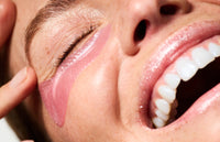 Routine de soins contour des yeux avec les Patchs Yeux Anti-cernes pour un regard réveillé et décongestionné.