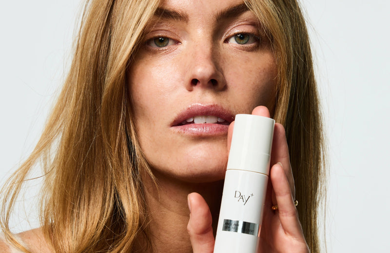 Femme tenant entre ces mains le Sérum Lift Expert.