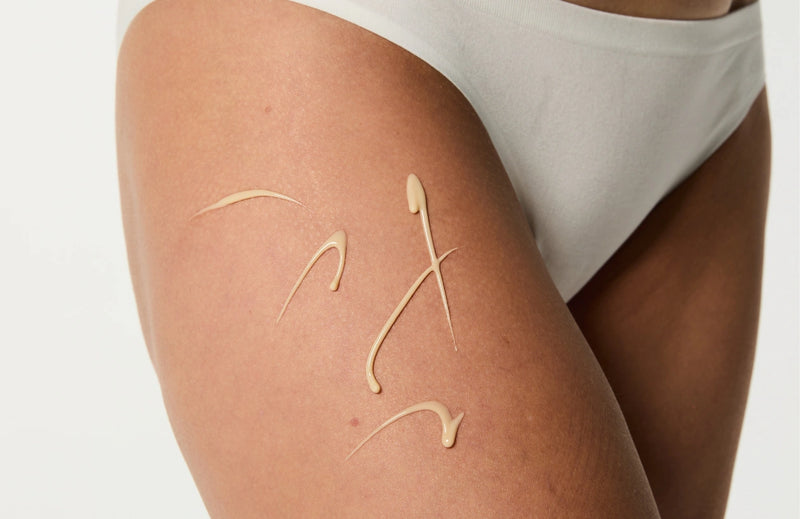 Application du Sérum Corps Expert Fermeté sur les cuisses pour traiter tous les types de celullite.
