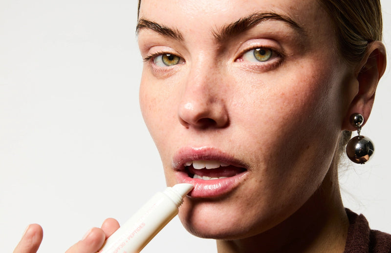 Application du Sérum Lèvres Repulpant SPF 30 + Peptides en teinte 01. Clear Gloss.