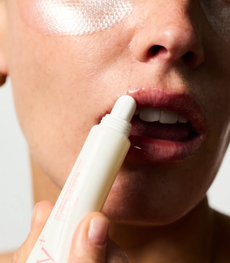 Femme s'appliquant le Sérum Lèvres Repulpant SPF 30 + Peptides en teinte 01. Clear Gloss, sur les lèvres.