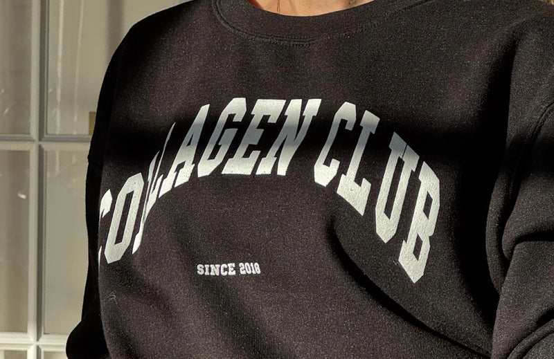 Zoom sur le logo du Sweatshirt de la collection caspule Collagen Club.