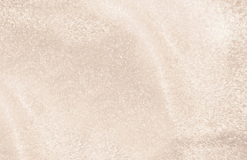 Brume Sublimatrice 3-en-1 à la douce odeur de monoï, parsemée de nacres pour apporter un effet glowy à votre peau.