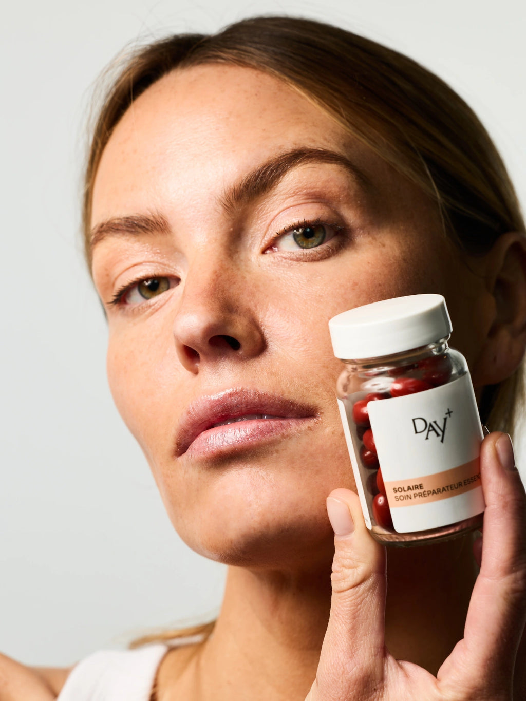 Routine de soins avec le Soin Préparateur Essentiel, pour un teint hâlé toute l'année.