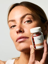 Routine de soins avec le Soin Préparateur Essentiel, pour un teint hâlé toute l'année.