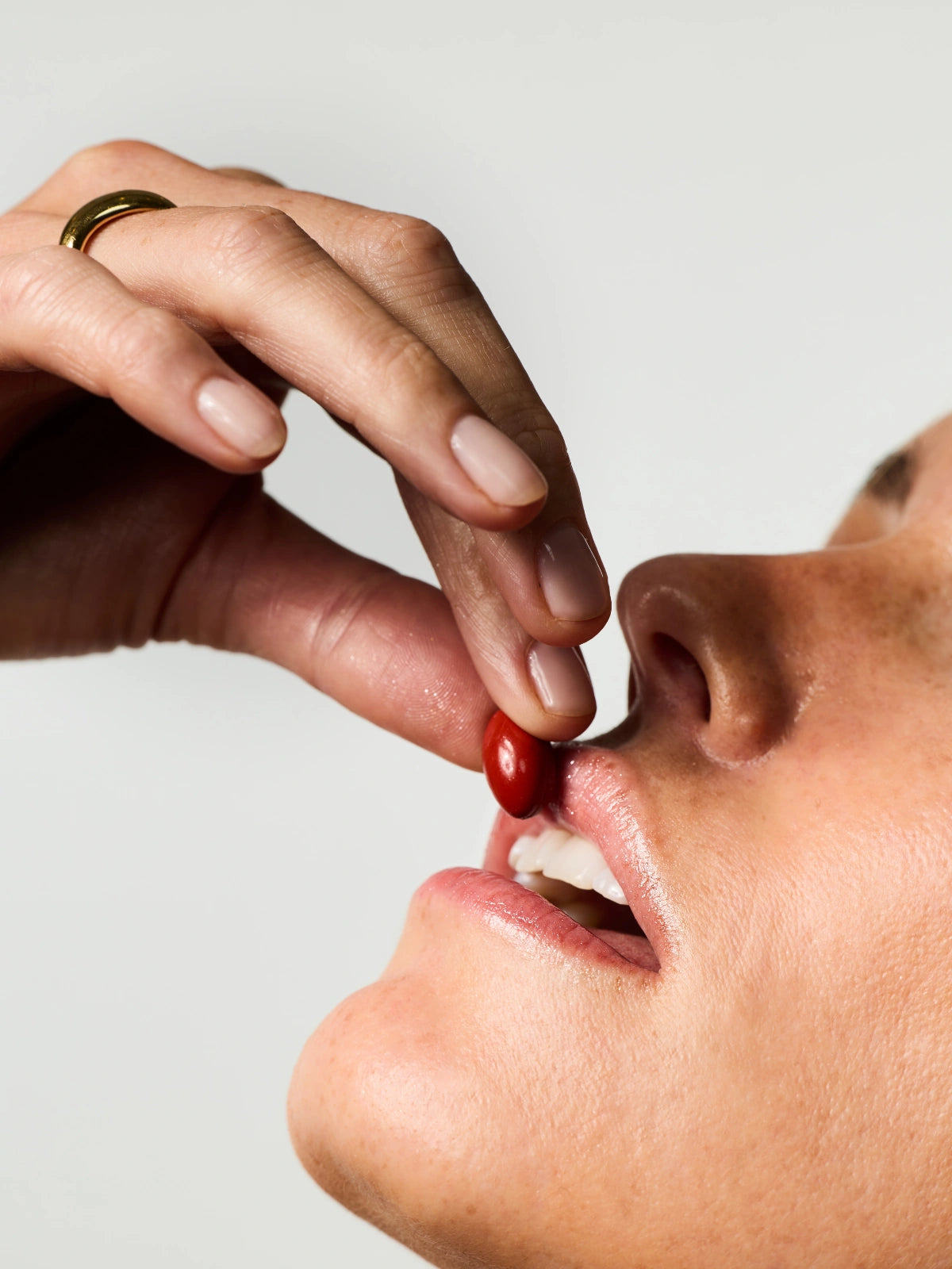 Femme prenant 2 gélules du Soin Préparateur Essentiel.