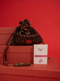 Collaboration de Noël Stella & Suzie x Day+, comprenant un pochon Macky, des Patchs Yeux Anti-cernes et un Sérum Lèvres 02. Light Brown.