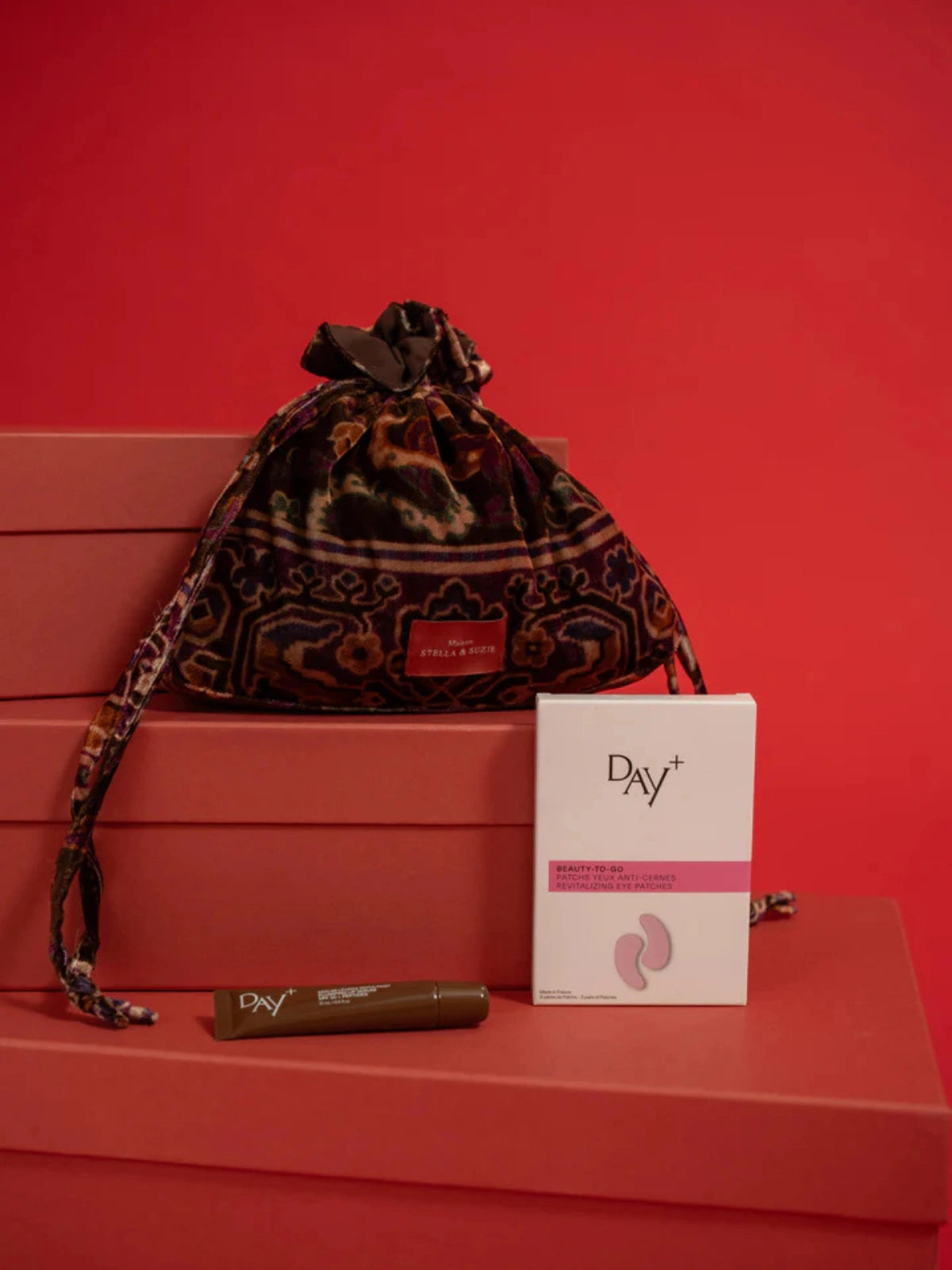Collaboration de Noël Stella & Suzie x Day+, comprenant un pochon Macky, des Patchs Yeux Anti-cernes et un Sérum Lèvres 02. Light Brown.