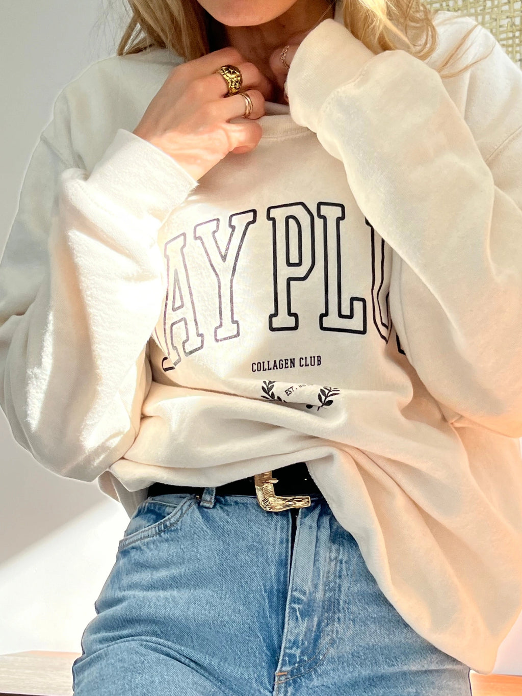 Femme portant le sweatshirt beige de la collection capsule Day+ University.