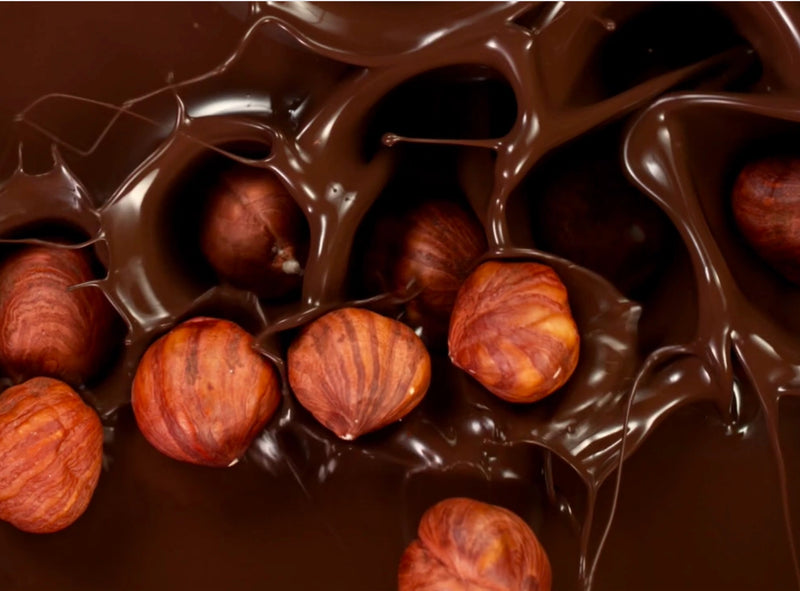Zoom sur du chocolat fondu, présent dans la Barre Vegan Booster de Collagène.