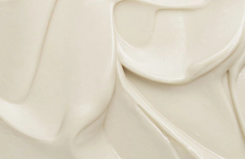 Zoom sur la texture fondante et sensoriel du Baume Corps Nourrissant de chez Day+.