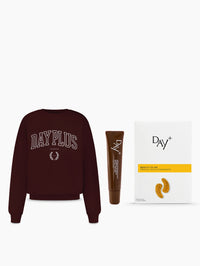 Trio Brown Edition composé du Sweatshirt marron Day+ University, du Sérum Lèvres Repulpant 02. Light Brown et des Patchs Yeux Hydratants.