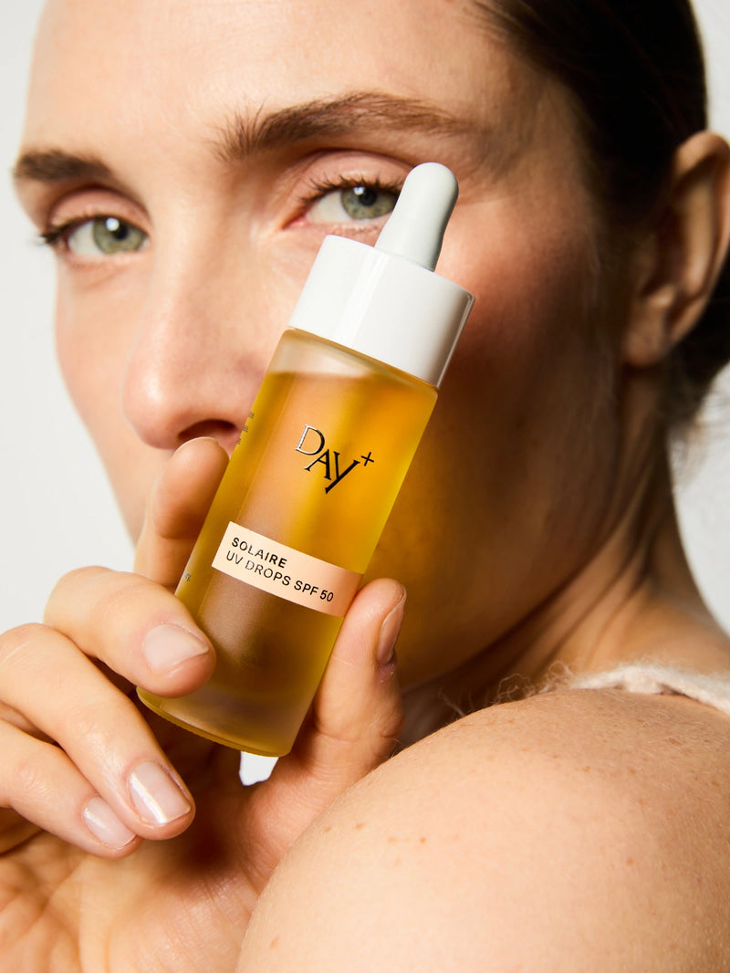 Sérum solaire SPF 50, pour une protection contre les UVA et les UVB au quotidien.