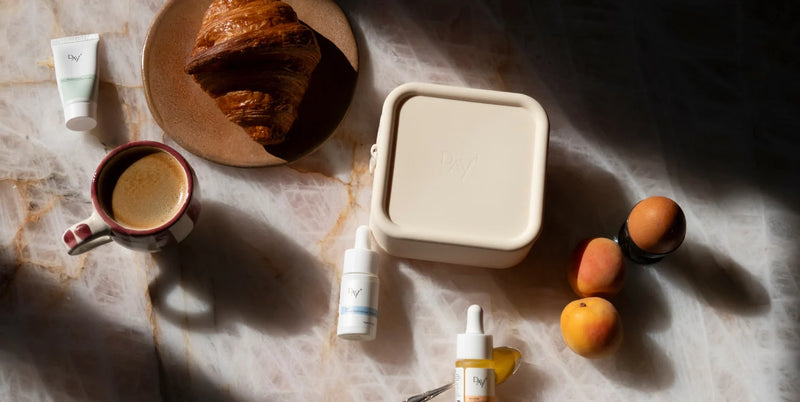 Kit voyage de voyage Day+ avec formats voyage de nos soins pour une routine complète même en voyage – Format voyage Day+