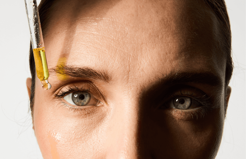 Application du sérum solaire UV Drops SPF 50 – Best-sellers cosmétiques Day+