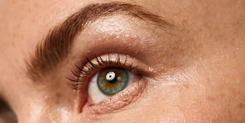Femme portant sur sa paupière le Eyes & Cheeks Gloss.