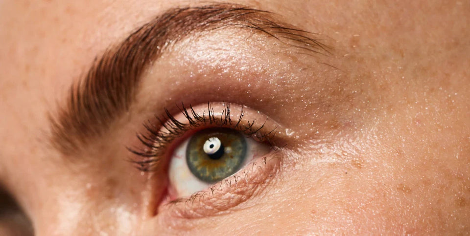 Femme portant sur sa paupière le Eyes & Cheeks Gloss.