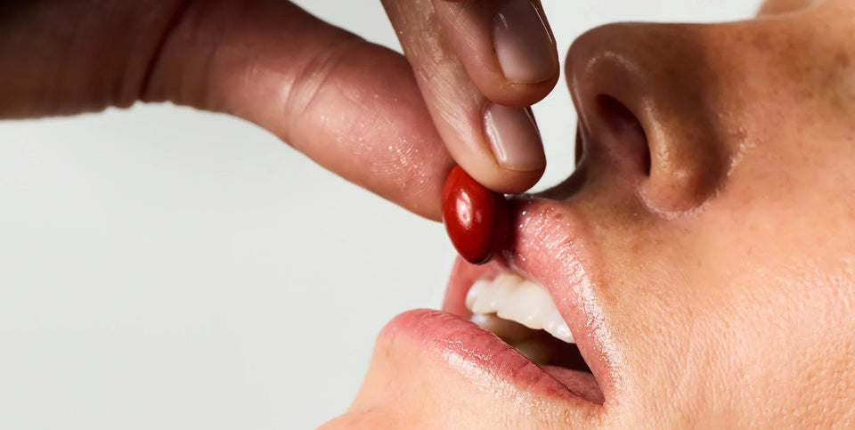 Femme qui prend une gélule Soin Préparateur Essentiel.