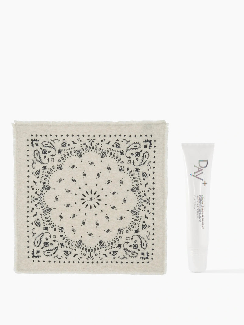 Collaboration de Noël Kujten x Day+ composé du bandana Hachi en couleur Avoine avec le Sérum Lèvres en teinte 03. Glitter All Over.