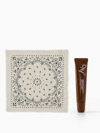 Collaboration de Noël Kujten x Day+ composé du bandana Hachi en couleur Avoine avec le Sérum Lèvres en teinte 02. Light Brown.