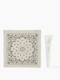Collaboration de Noël Kujten x Day+ composé du bandana Hachi en couleur Avoine avec le nouveau Soin Lèvres Absolu.