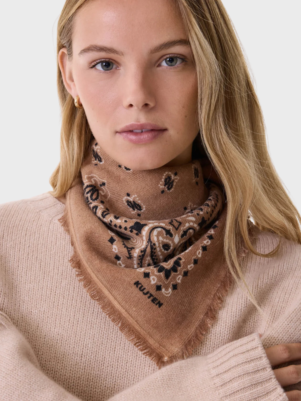 Femme portant le petit bandana Hachi en couleur Caramelo.