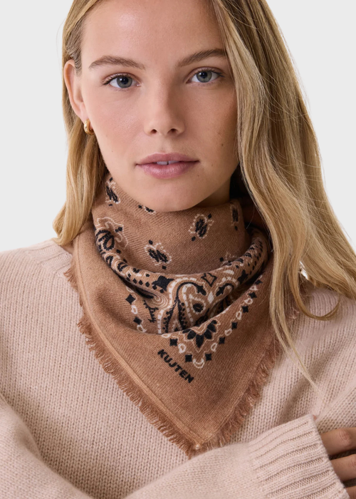 Femme portant le petit bandana Hachi en couleur Caramelo.