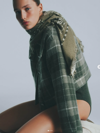 Femme portant le bandana Hachi en couleur Kaki Chine de la marque Kujten.