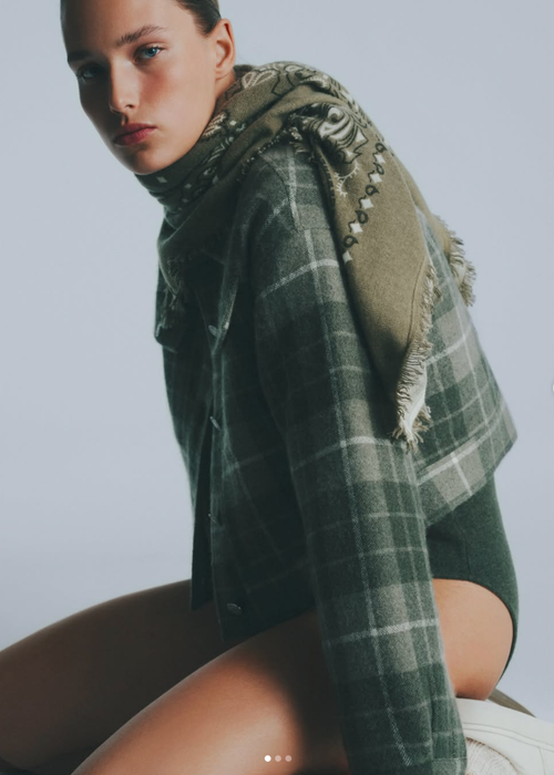 Femme portant le bandana Hachi en couleur Kaki Chine de la marque Kujten.